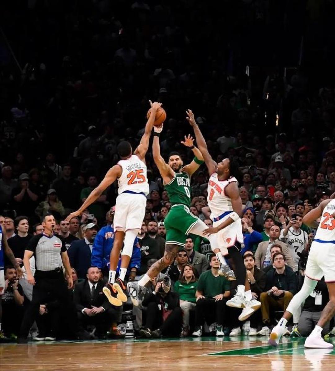 九游体育官网-纽约尼克斯发布备战花絮,加时末段强势反弹,NBA季后赛任务艰巨,球探报告显示潜力的简单介绍